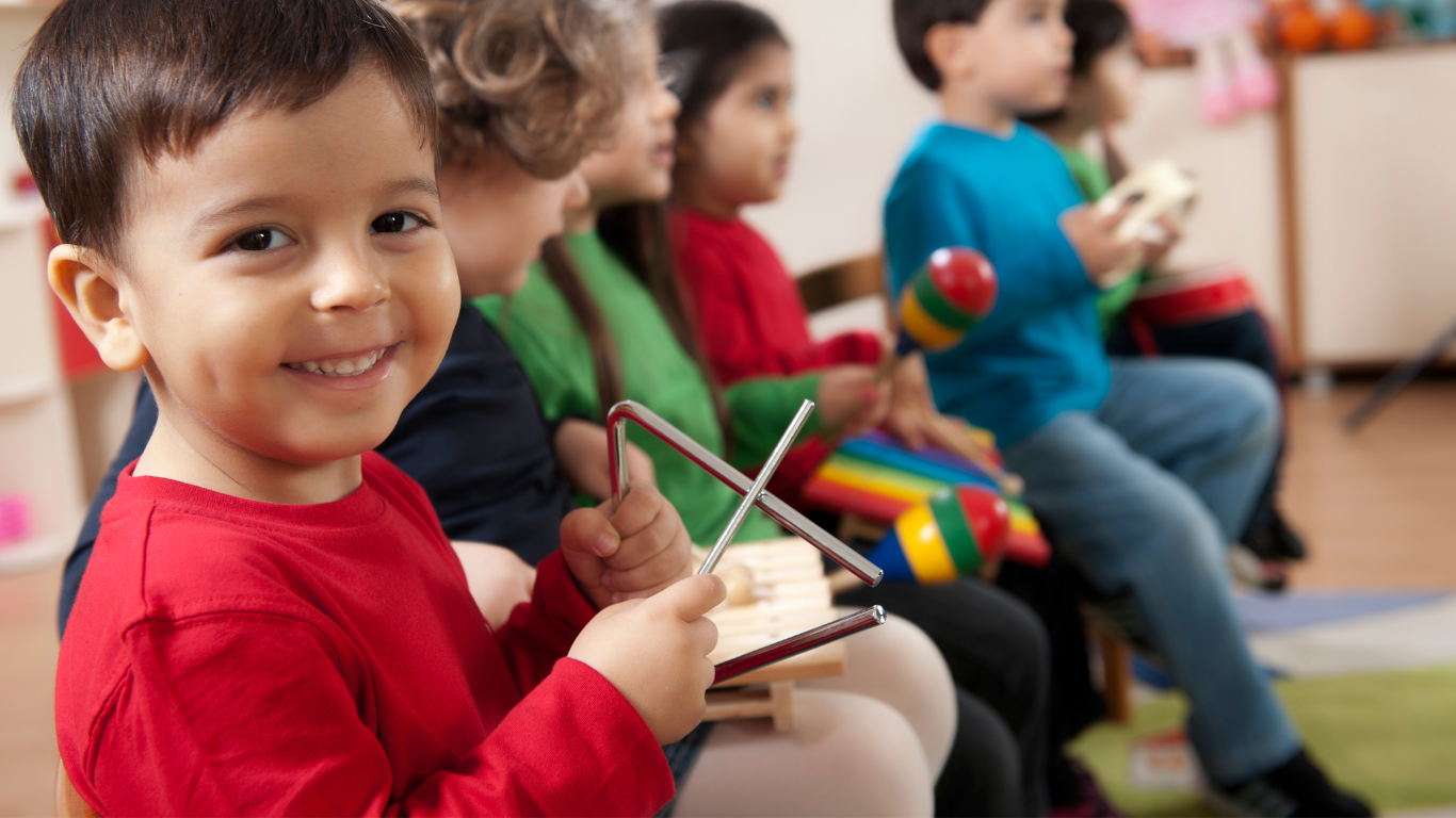 Angebote der Musikschule - Kind mit Triangel